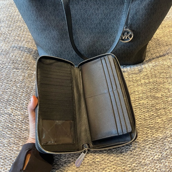 Michael Kors Tote Bag and Large Wallet Set - Picture 5 of 5